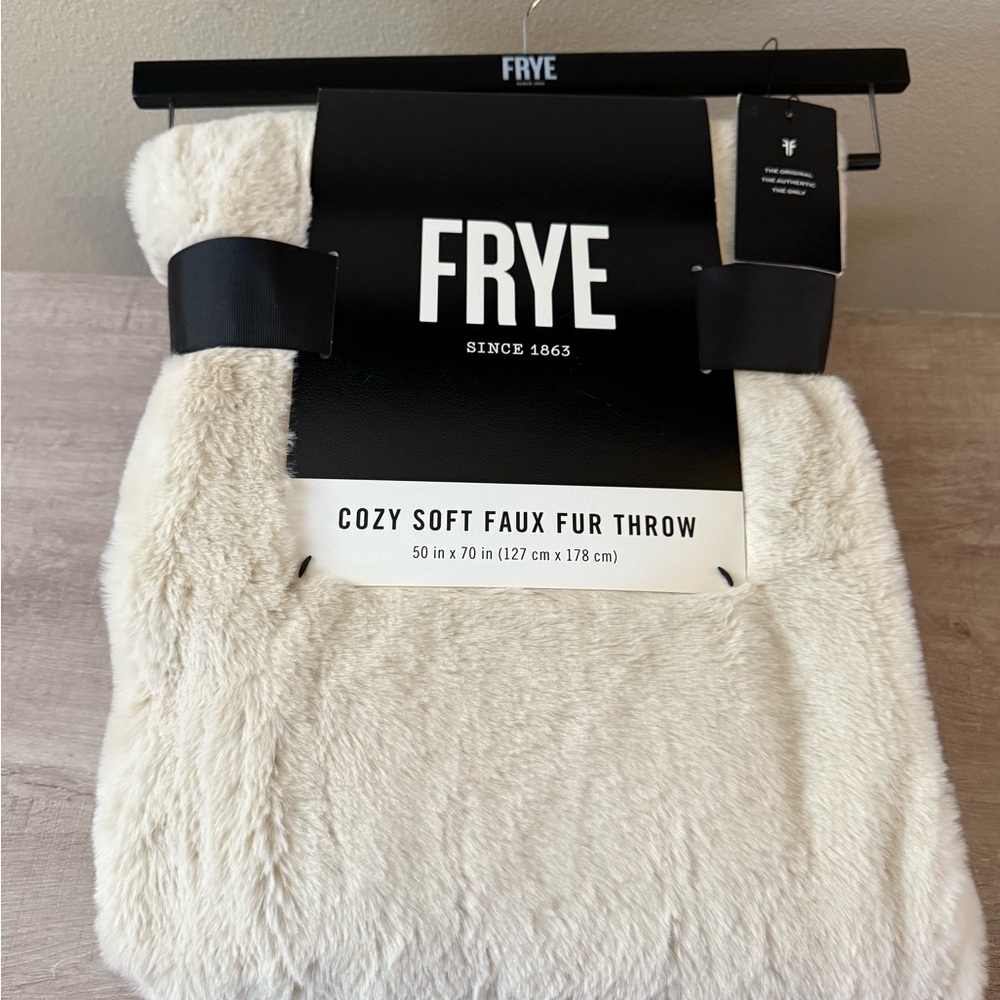 Frye Luxe Faux Fur Throw Blanket 50x 70 Reversible Champagne Ivory